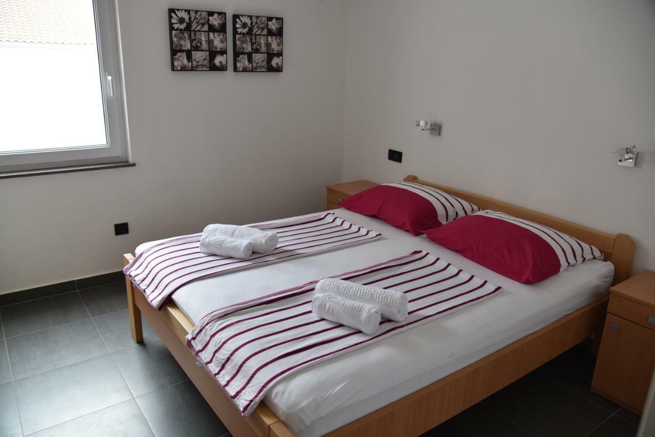Villa Pina Appartment Chantos Tisno Luaran gambar