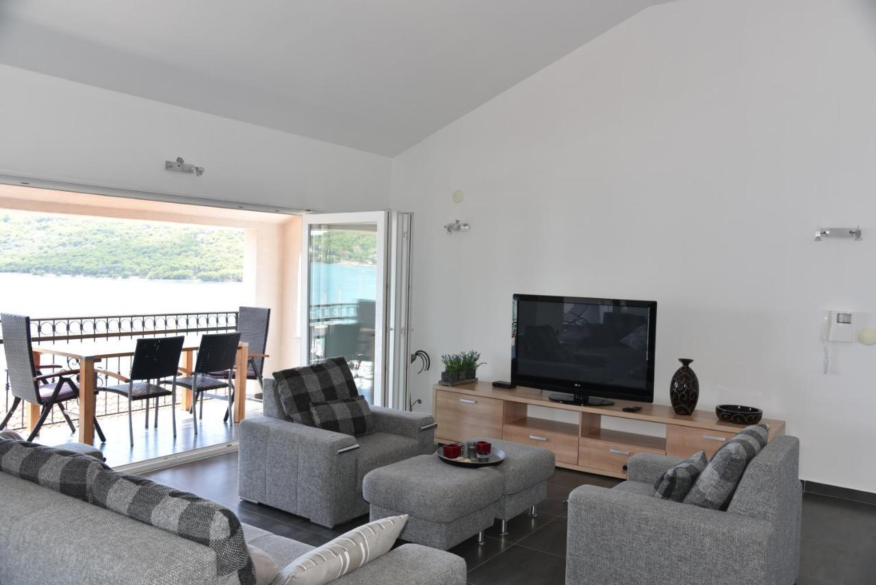 Villa Pina Appartment Chantos Tisno Luaran gambar